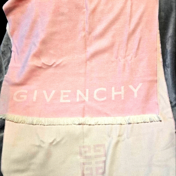 Givenchy New Light Pink oversized Shawl/Scarf wool/ Silk NWT Authentic ❣️ - Picture 3 of 10
